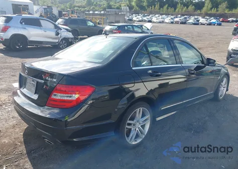 2013 Mercedes-Benz C 300 Sport 4Matic z USA, uszkodzony, nr VIN WDDGF8AB8DA834440